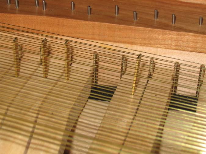 Pince pour partition de musique en laiton, en forme de lyre.